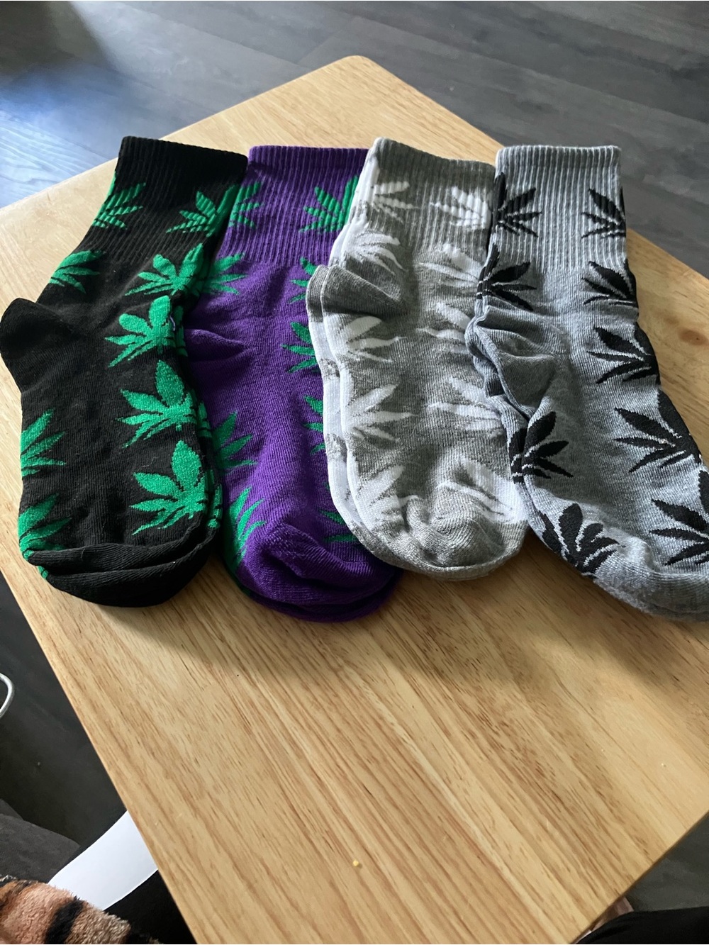 Unisex Leaf-Pattern Crew Socks - Black, Purple, Light Gray, Dark Gray